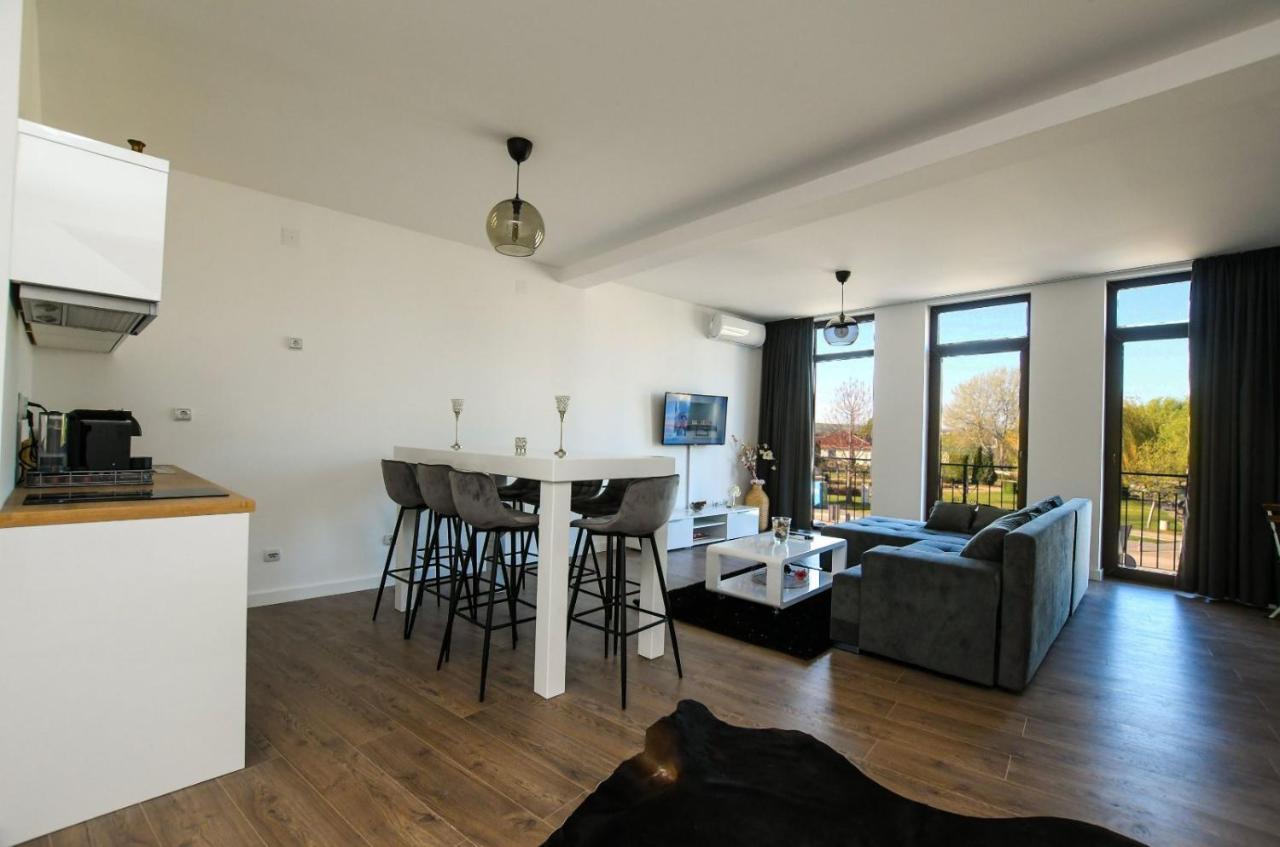 Central Apartments Kladovo Bagian luar foto